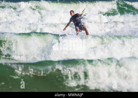 Jungen athletischen Mann, Kite Surfen auf einem Meer Stockfoto