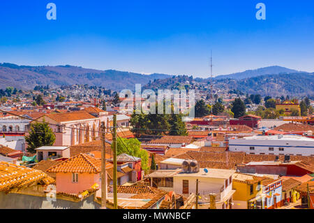 Schönen Blick auf die Dächer der alten kolonialen Gebäuden in der Stadt San Cristobal de las Casas, während eines herrlichen sonnigen Tag Stockfoto