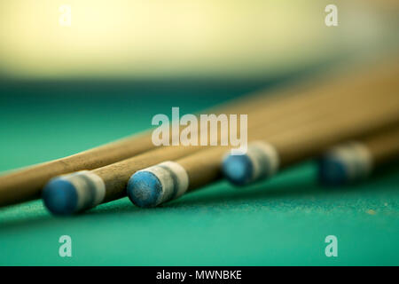 Nahaufnahme der Cue sticks Spitzen auf dem grünen Tisch Stockfoto