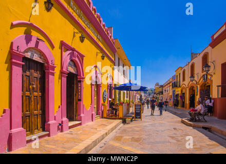 SAN CRISTOBAL DE LAS CASAS, MEXIKO, Mai, 17, 2018: Straßen in der kulturellen Hauptstadt von Chiapas in die Innenstadt hält an der spanischen Kolonialzeit Layout und viel von ihrer Architektur Stockfoto