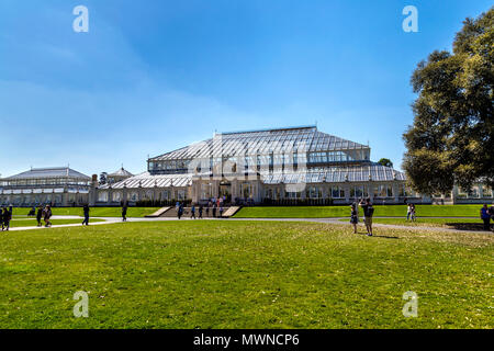 Neu renoviert und gemäßigt Haus in Kew Gardens, London, UK geöffnet Stockfoto