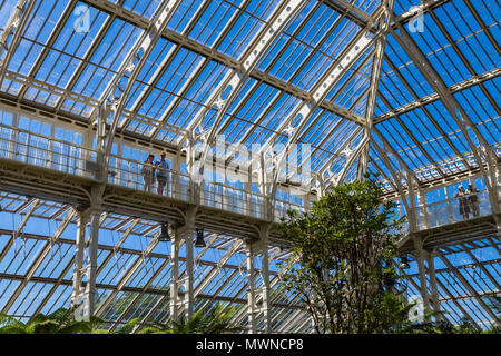 Eisen und Glas dach- und Mezzanine Gehwege neu renoviert und wiedereröffnet gemäßigt Haus in Kew Gardens, London, UK Stockfoto