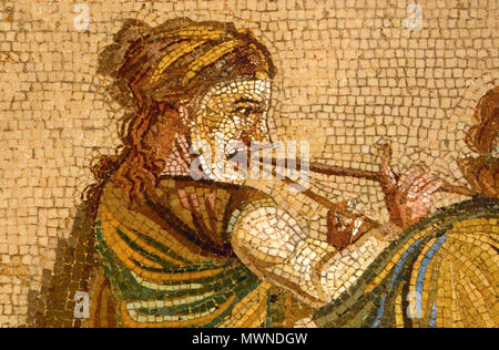 . English: Musikantin mit Doppelflöte (Aulos). Detail einer Straßenszene mit Musikanten. Römisches Mosaik aus der Villa des Cicerone in Pompeji, signiert von dioskurides von Samos. Museo Archeologico Nazionale (Neapel). Englisch: Weibliche Musiker spielen eine Flöte (aulos). Detail eines römischen Mosaik einer Straßenszene mit Musikern aus der Villa del Cicerone in Pompeji. Weitere Mosaik ist von dioskurides von Samos unterzeichnet. Museo Archeologico Nazionale (Neapel). Español: Mosaico romano hallado en cena Pompeya y que se exhibe en el Museo de Neapel con el nombre comica con suonatori ambulanti'. Italia Stockfoto