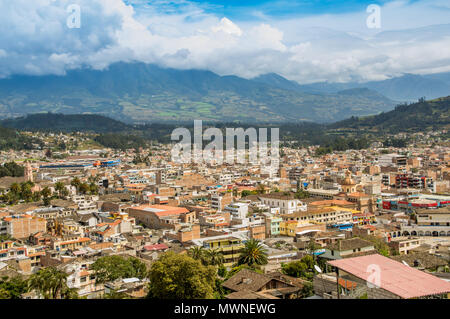 Im freien Blick auf den wunderschönen Panoramablick auf die Stadt Otavalo in Ecuador Stockfoto