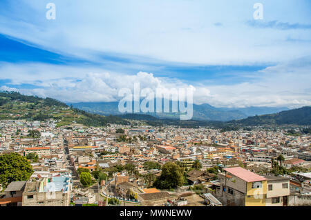 Im freien Blick auf den wunderschönen Panoramablick auf die Stadt Otavalo in Ecuador Stockfoto