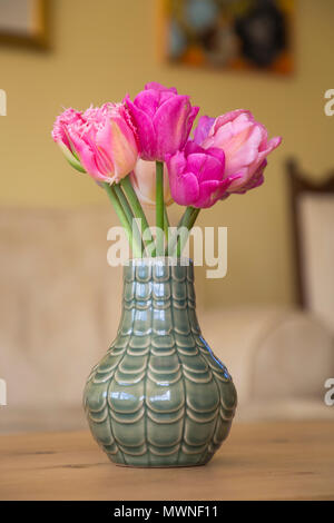 Ein rosa themed Tulip Anordnung in eine grüne Vase. Mit Tulipa 'Christmas Dream', Tulipa Tulipa 'Cacharel' und 'Pretty Princess' Stockfoto