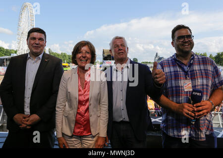 Worms, Deutschland. 1. Juni 2018. Die rheinland-pfaelzische Minister? Präsident Malu Dreyer (2. links) und der Oberbürgermeister der Stadt Worms, Michael Kissel (2. rechts), offiziell eröffnet der Rheinland-Pfalz-Tag 2018. Rund 300.000 Besucher sind in den 34 erwartet. Ausgabe der Rheinland-Pfalz-Tag (Rheinland-pfalz Tag) in Worms. Credit: PACIFIC PRESS/Alamy leben Nachrichten Stockfoto