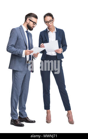 Zwei konzentrierte sich Geschäftsleute in Anzügen auf Papiere, isoliert auf weißem suchen Stockfoto