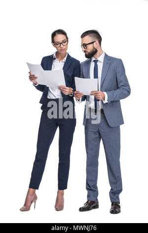Zwei Geschäftsleute in Anzügen auf Papiere, isoliert auf weißem suchen Stockfoto