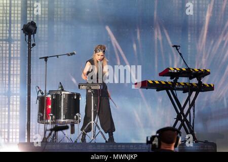 Turin, Italien. 01 Juni, 2018. Das Konzert eröffnet mit Beatrice Antolini am Schlagzeug, vor dem Eingang der Komandante. Credit: Luca Marenda/Pacific Press/Alamy leben Nachrichten Stockfoto