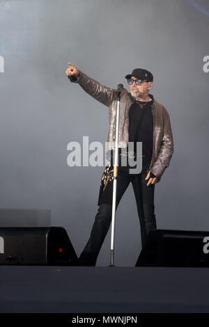 Turin, Italien. 01 Juni, 2018. Ein Bild von einer der klassischen Wippe stellt durch die italienische Sängerin Vasco Rossi. Credit: Luca Marenda/Pacific Press/Alamy leben Nachrichten Stockfoto