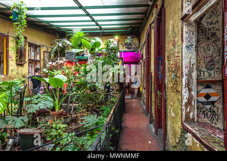 Szimpla Kert, eines der ältesten Ruine Pubs In Budapest, Interior Detail Stockfoto