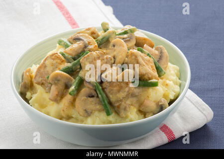 Cremige Schwein curry mit grünen Bohnen und Champignons Stockfoto