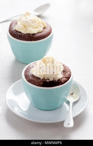 Schokolade Soufflés mit Sahne Stockfoto