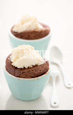 Schokolade Soufflés mit Sahne Stockfoto