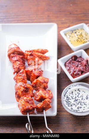 Chicken tandoori Spieße mit Reis und Saucen Stockfoto