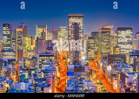 Osaka, Japan, nächtliche Stadtbild über die honmachi Bezirk. Stockfoto