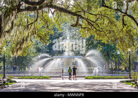 Forsyth Park, Savannah, Georgia, USA Brunnen in der Morgendämmerung. Stockfoto