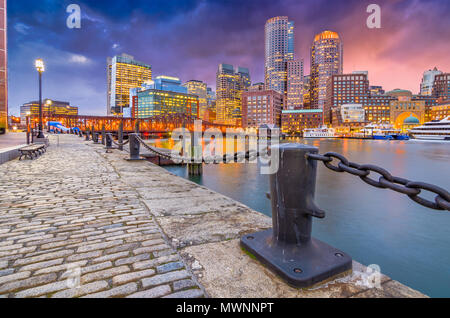 Boston, Massachusetts, USA, den Hafen und die Skyline in der Dämmerung. Stockfoto