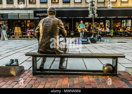 Red Auerbach Statue bei Quincy Market Boston, Massachusetts, USA Stockfoto