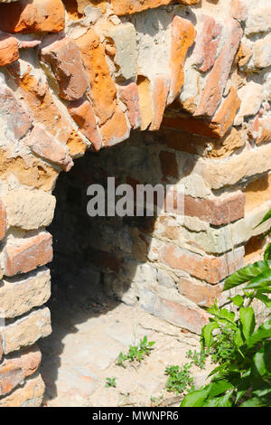 Alte Keller Fenster in Schloss Stockfoto