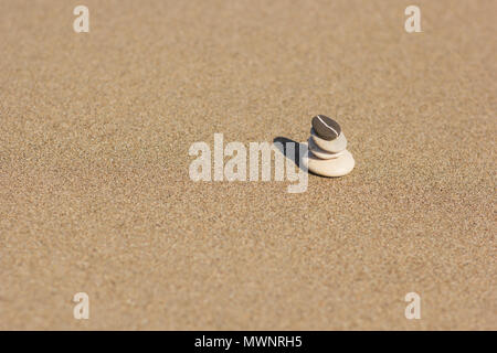 Mehrere Zen Steine am Strand Hintergrund ausgeglichen Stockfoto