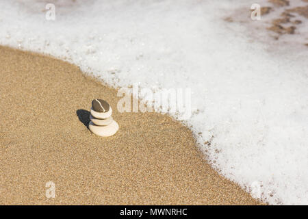 Mehrere Zen Steine am schönen Strand Hintergrund ausgeglichen Stockfoto