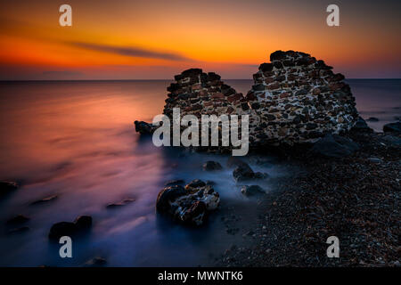 Schönen Sonnenuntergang Blick aufs Meer, herrliche Landschaft von Mittelmeer, perfekte Ort für Sommerferien, wundervolle Natur des griechischen Inseln Stockfoto