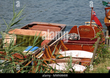 Punt und Ruderboot günstig auf der Themse bei Henley Royal Regatta, Oxfordshire, UK Stockfoto