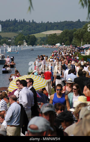 Menschenmassen Linie am Ufer der Themse, Henley Royal Regatta, Oxfordshire, UK Stockfoto