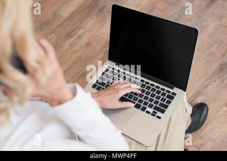 7/8-schuss mit Laptop mit leerer Bildschirm Geschäftsfrau Stockfoto