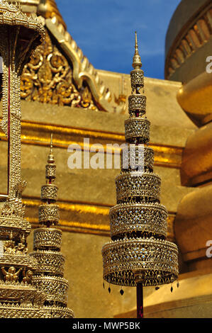 Tempel des Smaragd Buddha, Denkmal der Chakri-könige mit multi-tiered Sonnenschirme, Bangkok, Bangkok, Thailand Stockfoto