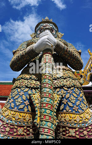 Tempel des Smaragd Buddha, Pantheon Eingang wird durch yaksa Figuren (mythischen Riesen) 5 Meter (16 ft) hoch, Bangkok, Bangkok, Thailand bewacht Stockfoto