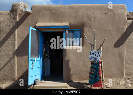 Taos Pueblo, einheimischen Architektur südlich von Red Willow Creek, in der Nähe der Shop mit offenen Zeichen (vor kurzem gebaut), in der Nähe von Taos, NM, USA Stockfoto