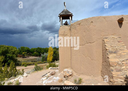 El Rancho de Las Golondrinas (Ranch der Schwalben), Adobe Spanischen Kolonialen Penitente Haus der Begegnung mit Kuppel und Bell, in der Nähe von Santa Fe, NM, USA Stockfoto