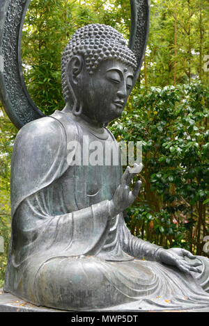 Bronze Buddha (1790) mit Corona des Lichts, von Tajima Japan, Hand geben abhayamudra, Golden Gate Park, Japanischen Tee Garten, San Francisco, CA, USA Stockfoto