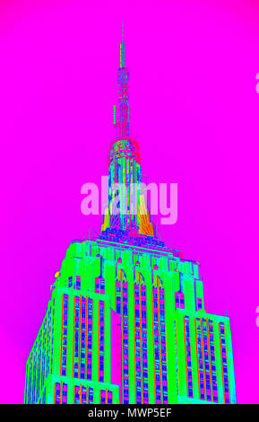 Empire State Building (1930-31), Gipfel, die Rückschläge und Art déco-top (in PS, Pop Art Stil), von William Lamb, New York, NY, USA Stockfoto