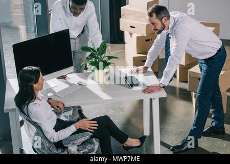 Hohe Betrachtungswinkel und der Multiethnischen Kollegen gemeinsam im neuen Büro Stockfoto