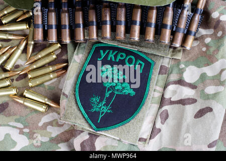 Kiew, Ukraine - Juli, 08, 2015. Ukraine Armee inoffizielle uniform Abzeichen 'UKROP' mit militärischer Munition Stockfoto