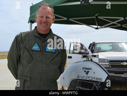 CAMP Pendleton, Calif (27. April 2017) Cmdr. Bryant 'Löffel' Brockett, eine aktivierte reservist mit Naval Air Warfare Center Waffen Division in China See, diente als Air Operations Officer verantwortlich für das Schiff zum Ufer Spielraum zum Experimentieren und (S2ME 2) Erweiterte Marinetechnik Übung (ANTX) 2017 an Bord Camp Pendleton, April 17-28. In seiner zivilen Karriere, Brockett dient als Raum und Naval Warfare Systems Center Pacific Master Blackbelt Lean Six Sigma. S2ME2ANTX bringt der Industrie, der Wissenschaft und der Naval Research Entwicklung Einrichtung (NR & DE) zusammen zu demonstra Stockfoto