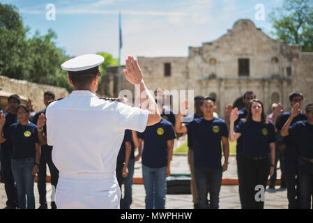 SAN ANTONIO, Texas (27. April 2017) Kapitän Edgardo Moreno, Executive Officer des amphibious Transport dock Schiff USS San Antonio (LPD 17), verwaltet die Eid der enlistments auf mehr als 15 zukünftige Segler während Marine Tag am Alamo. Sieben Segler aus dem Schiff, einschließlich des Executive Officer und den Befehl Master Chief, besuchen Namensvetter ist Ihr Schiff für die Gemeinschaft übertreffen und Fiesta San Antonio 2017. Stockfoto