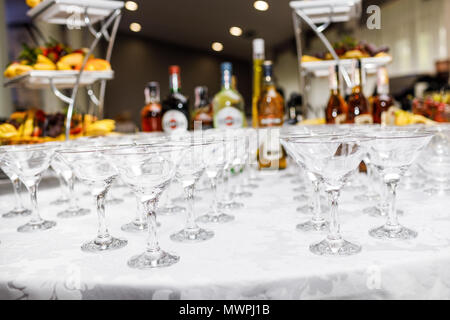 Viele Gläser bunte Cocktails auf dem Tisch Stockfoto