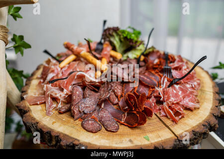 Salami, Schinken, Wurst, Schinken, Speck. Fleisch Antipasti Teller am Tisch aus Stein. Stockfoto