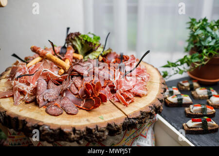 Salami, Schinken, Wurst, Schinken, Speck. Fleisch Antipasti Teller am Tisch aus Stein. Stockfoto