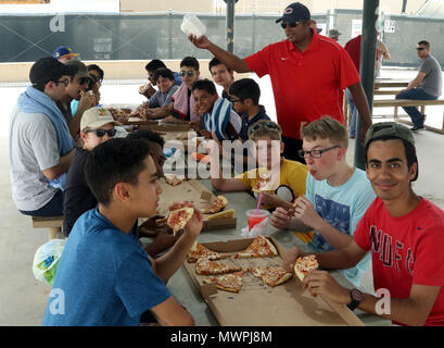 Boy Essen Scouts Truppe 965 Kuwait Pizza vor dem Start der Schwimmen Verdienst Abzeichen Prüfung April 28, Camp Arifjan, Kuwait. Bereich Support Group-Kuwait Host Nation Angelegenheiten Gastgeber dieser Veranstaltung, die 23 Truppen Verdienstabzeichen in Schwimmen und Fahrzeugsicherheit zu verdienen gab. Stockfoto