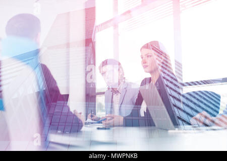 Gruppe von Geschäftsleuten, die Diskussion über Business-Plan im Büro Stockfoto