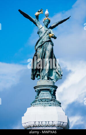 'La Ville de Nice' Statue aith einen Winkel vor blauem Himmel Stockfoto