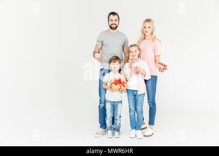 Happy Family Holding Geschenkboxen und lächelnd an der Kamera auf Weiß isoliert Stockfoto