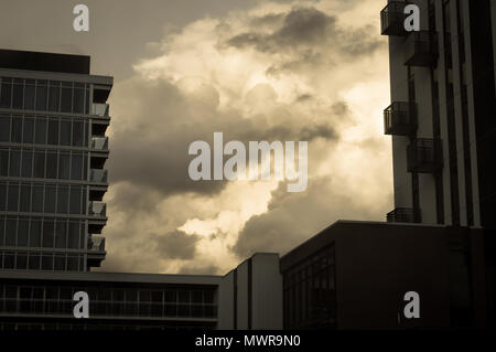 Stürmische Wolken hinter Gebäude Silhouetten Stockfoto