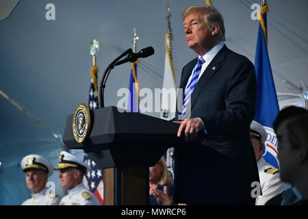 Präsident Donald Trump spricht während einer Änderung des Befehls Zeremonie an der Coast Guard Hauptsitz in Washington, D.C., 1. Juni 2018. Während der Zeremonie Adm. Karl Schultz entlastet Adm. Paul Zukunft die 26 Kommandanten der Küstenwache geworden. U.S. Coast Guard Foto von Petty Officer 1st Class Patrick Kelley. Stockfoto